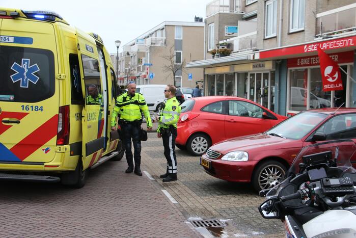 Fietser valt tegen auto en raakt gewond