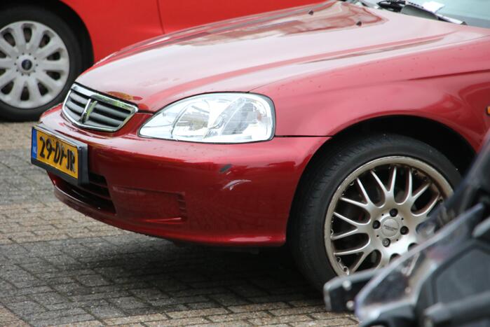 Fietser valt tegen auto en raakt gewond