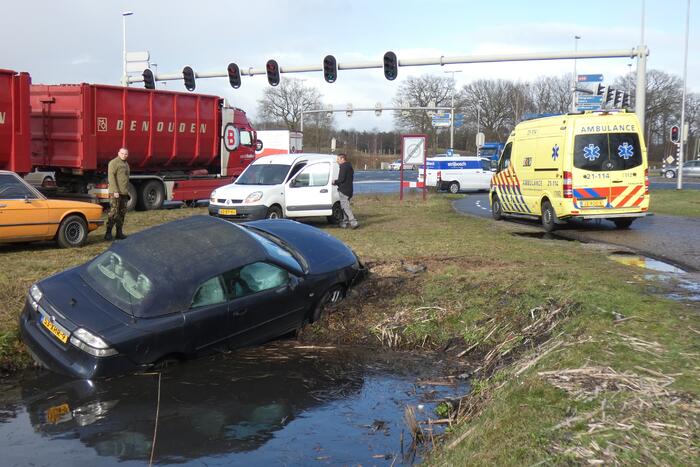 Auto belandt in sloot