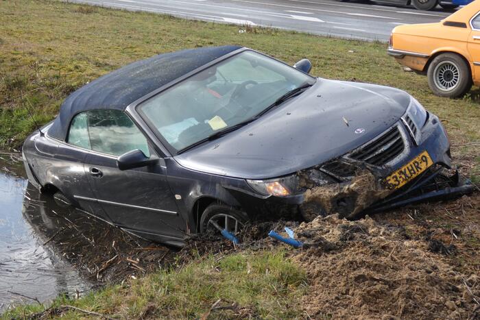 Auto belandt in sloot
