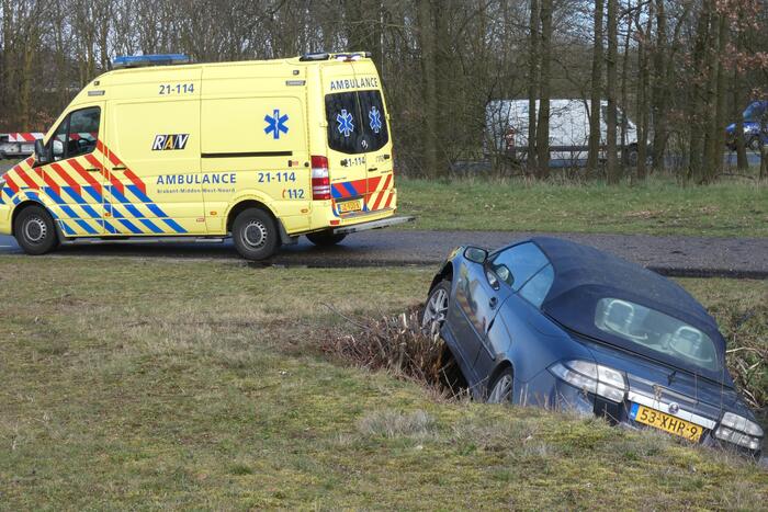 Auto belandt in sloot