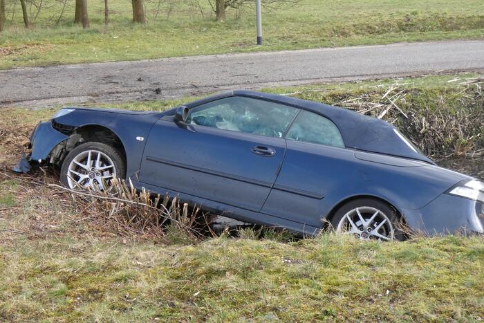 Auto belandt in sloot