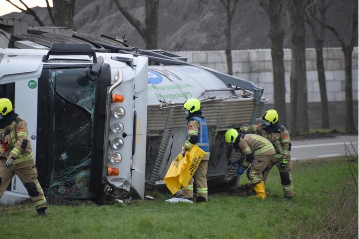 Hulpdiensten ingezet voor gekantelde vrachtwagen