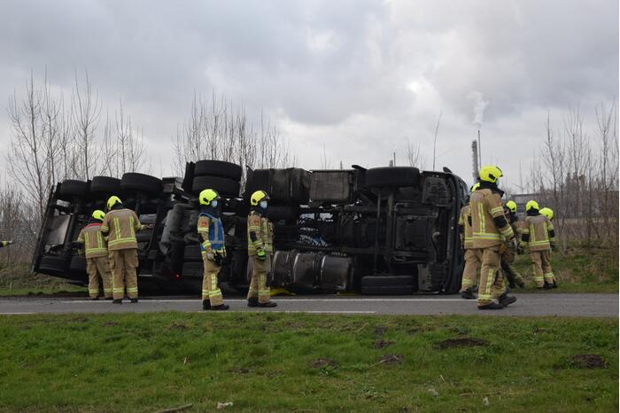 Hulpdiensten ingezet voor gekantelde vrachtwagen