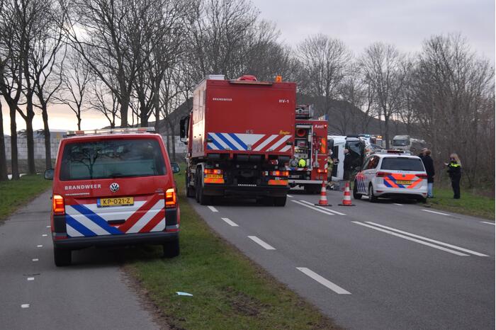 Hulpdiensten ingezet voor gekantelde vrachtwagen