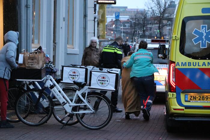 Persoon door omstanders uit water gered