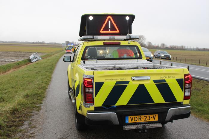 Bestelbus met glas belandt in sloot