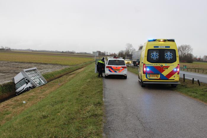 Bestelbus met glas belandt in sloot