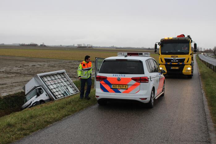 Bestelbus met glas belandt in sloot