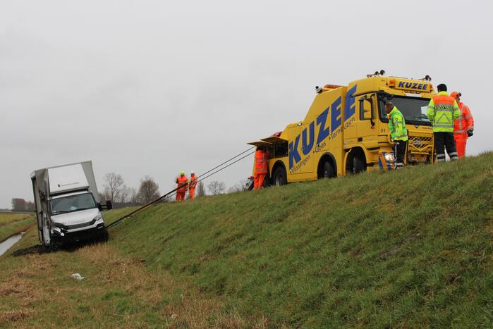 Bestelbus met glas belandt in sloot