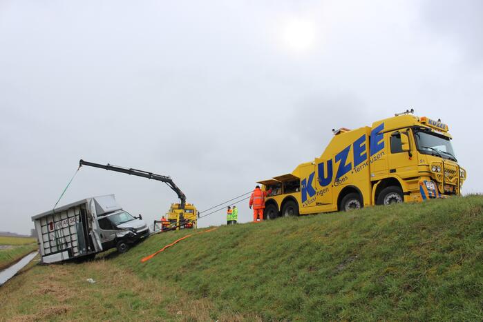 Bestelbus met glas belandt in sloot