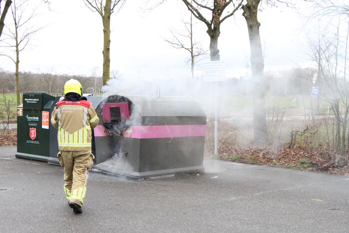 Veel rook bij brand in plastic container