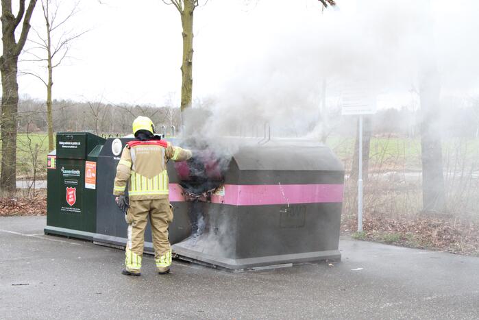 Veel rook bij brand in plastic container