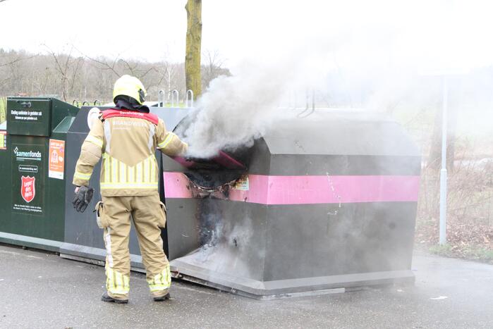 Veel rook bij brand in plastic container