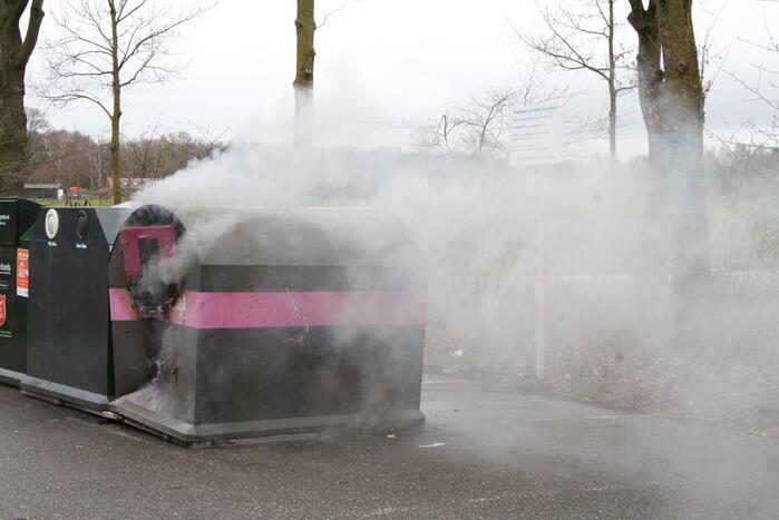 Veel rook bij brand in plastic container