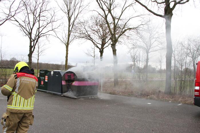 Veel rook bij brand in plastic container