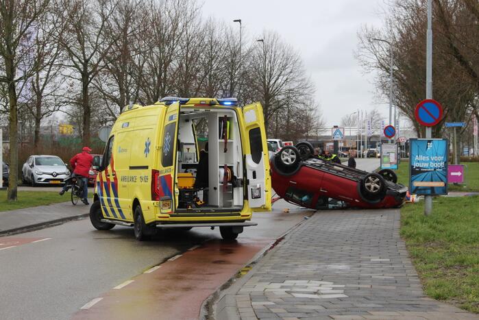 Auto belandt op zijn kop, bestuurder ernstig gewond