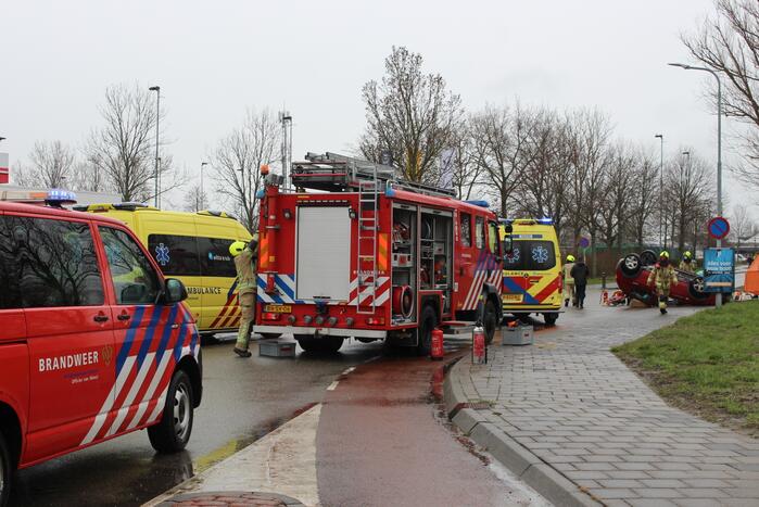 Auto belandt op zijn kop, bestuurder ernstig gewond