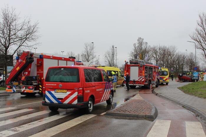 Auto belandt op zijn kop, bestuurder ernstig gewond