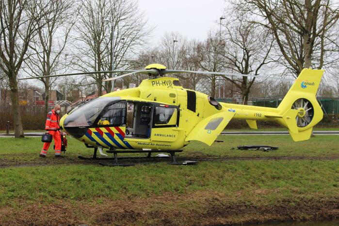 Auto belandt op zijn kop, bestuurder ernstig gewond
