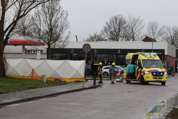 Auto belandt op zijn kop, bestuurder ernstig gewond