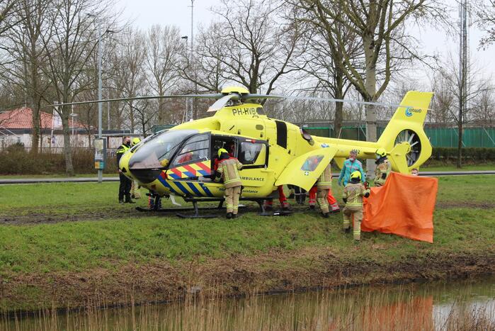 Auto belandt op zijn kop, bestuurder ernstig gewond