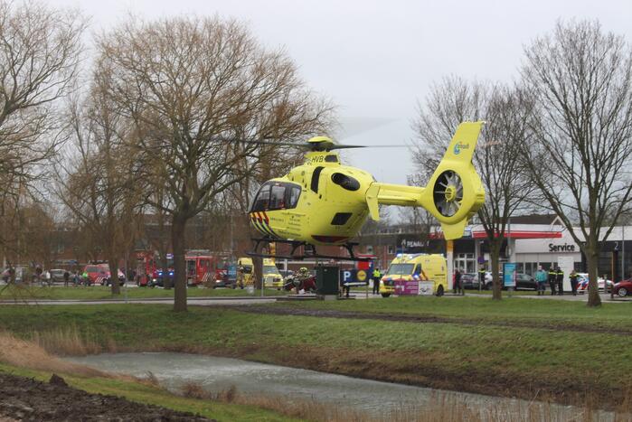 Auto belandt op zijn kop, bestuurder ernstig gewond