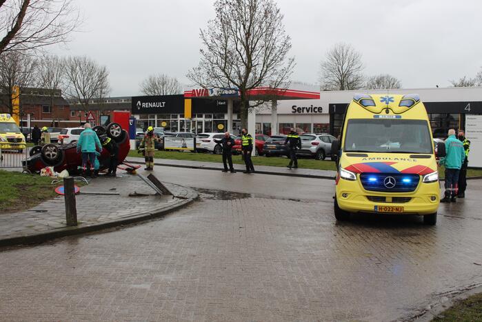 Auto belandt op zijn kop, bestuurder ernstig gewond