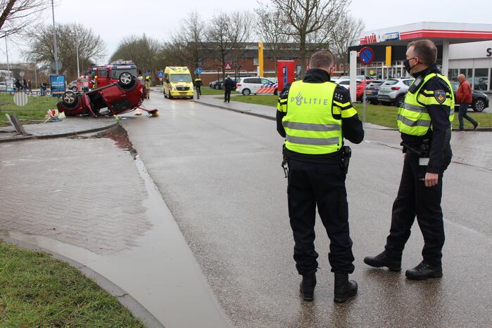 Auto belandt op zijn kop, bestuurder ernstig gewond