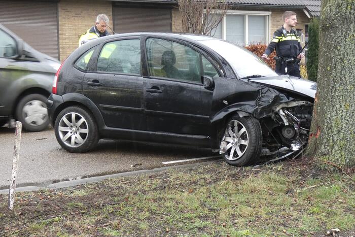 Auto botst op boom