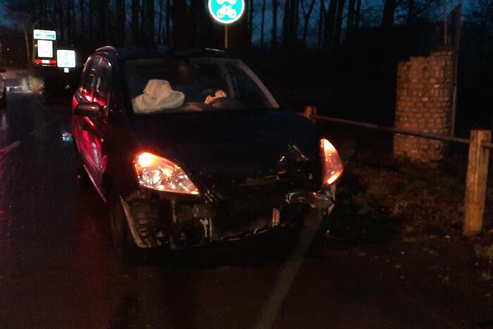 Brandweer reinigt wegdek door oliespoor