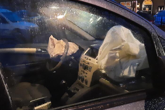 Brandweer reinigt wegdek door oliespoor