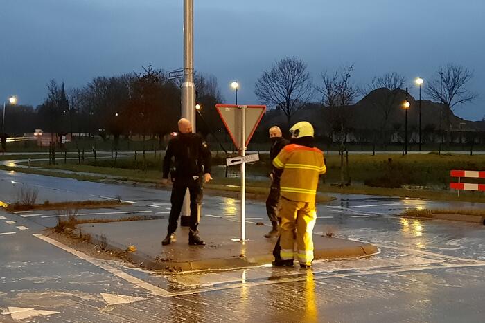Brandweer reinigt wegdek door oliespoor