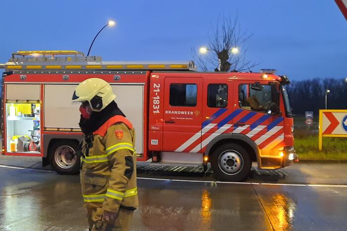 Brandweer reinigt wegdek door oliespoor