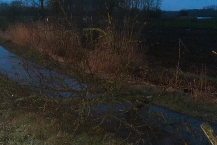 Brandweer reinigt wegdek door oliespoor