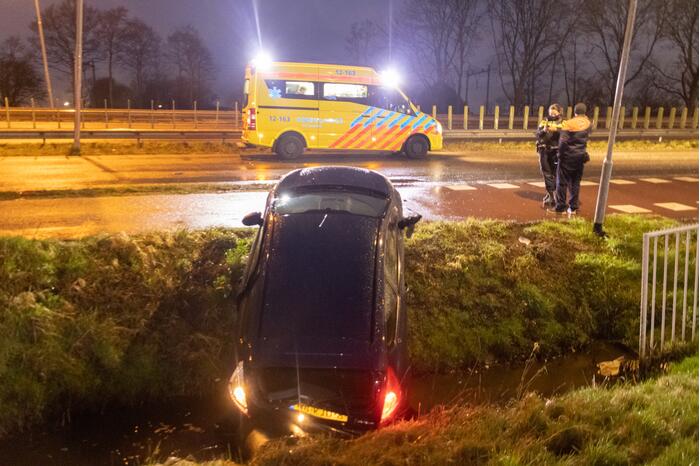 Auto belandt in sloot na aanrijding met bestelbus