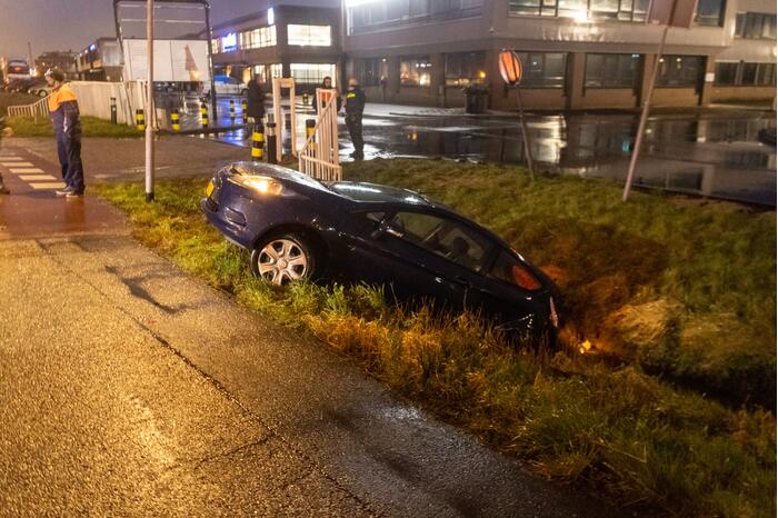 Auto belandt in sloot na aanrijding met bestelbus
