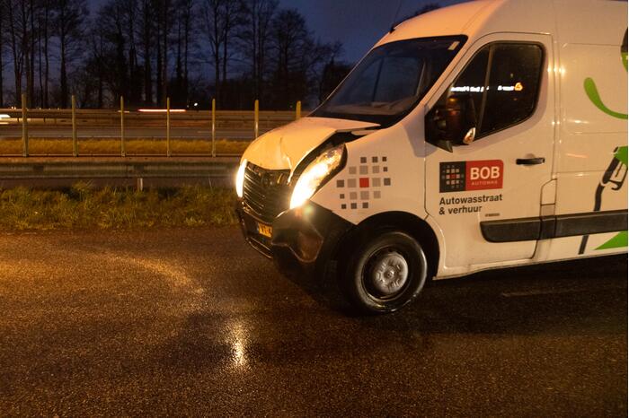 Auto belandt in sloot na aanrijding met bestelbus