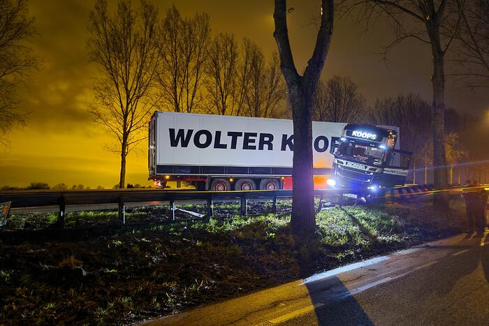 Vrachtwagen schaart en neemt vangrail mee