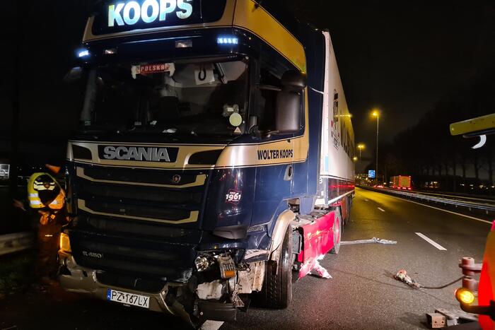 Vrachtwagen schaart en neemt vangrail mee