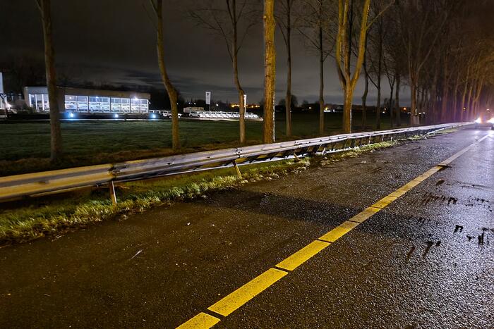 Vrachtwagen schaart en neemt vangrail mee