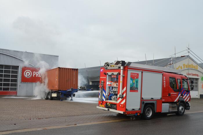 Oplegger met zeecontainer vliegt in brand