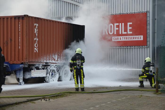 Oplegger met zeecontainer vliegt in brand
