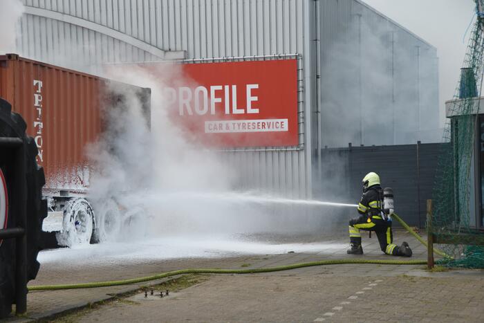 Oplegger met zeecontainer vliegt in brand