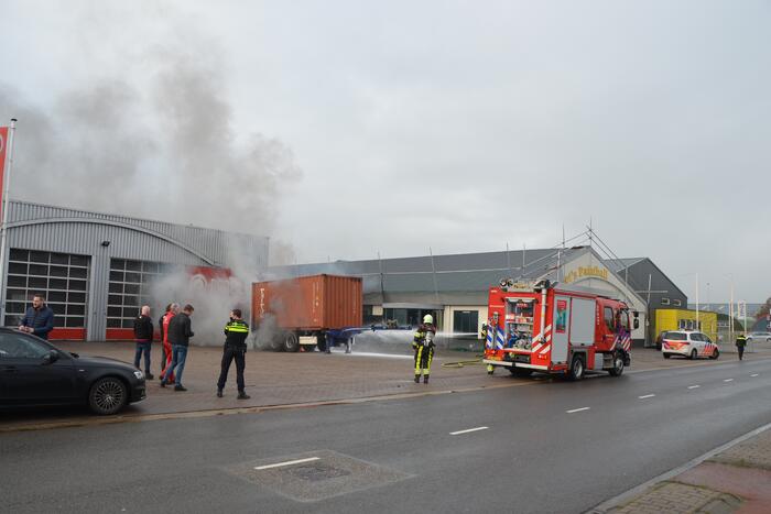 Oplegger met zeecontainer vliegt in brand