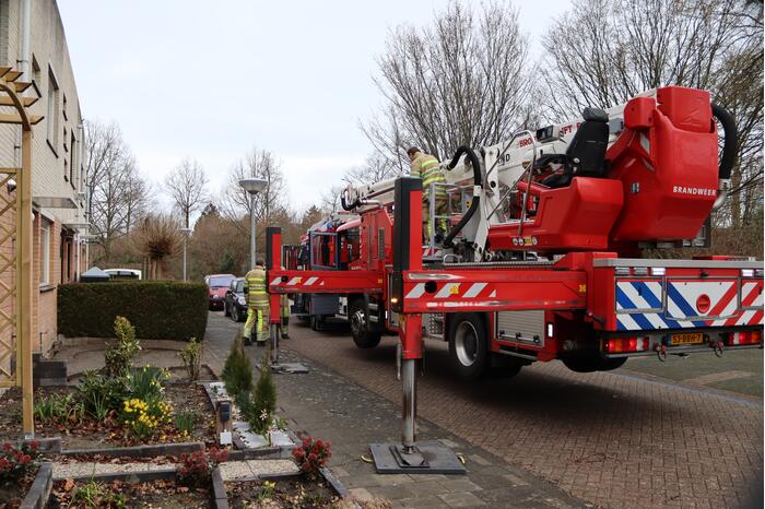 Gevaarlijk hangende tak door brandweer verwijderd