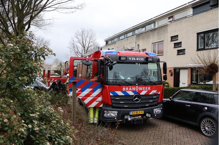 Gevaarlijk hangende tak door brandweer verwijderd