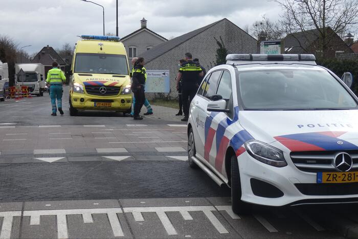 Overstekende fietser botst met auto