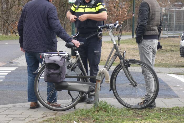 Overstekende fietser botst met auto