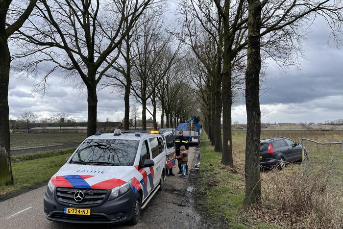 Auto belandt in greppel na botsing met vrachtwagen